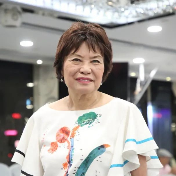 我爱HK开心万岁摆当阿婆