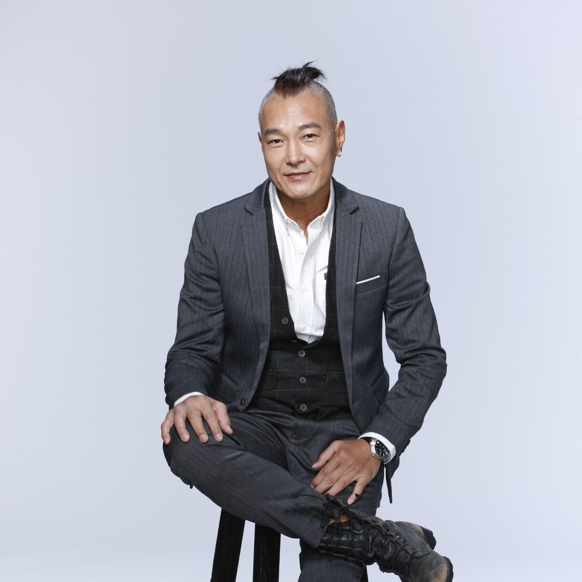 新龙争虎斗李凤兄