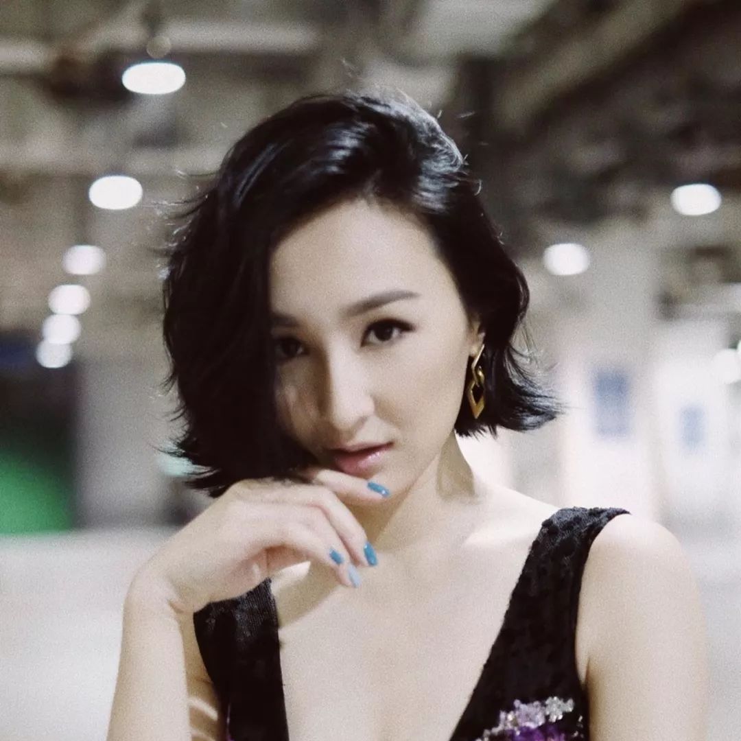 72家租客比坚尼美女,石坚店手机推销美女