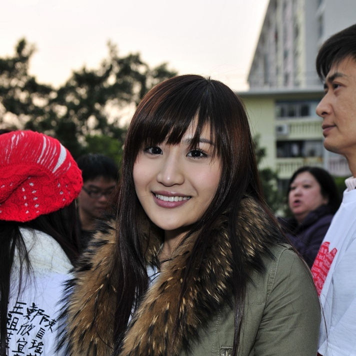 72家租客比坚尼美女,石坚店手机推销美女